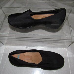 YUU Ashlay Black Slip-On Shoes Size 7.5M